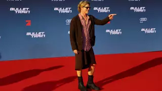 Брэд Питт удивил фанатов появлением на публике в юбке