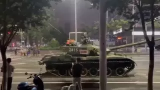 Власти Китая развернули танки против протестующих