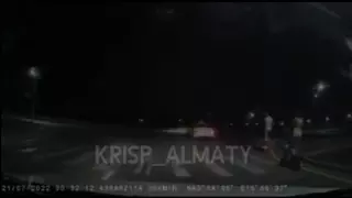 Обнаженных людей на самокатах сняли на видео в Алматы