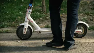 Юным казахстанцам могут запретить управлять электросамокатами