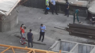 Башенный кран рухнул на стройке и убил человека в Алматы