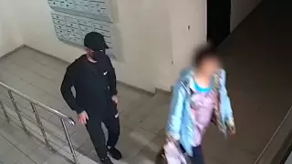 Нападение на женщину в подъезде попало на видео в Нур-Султане