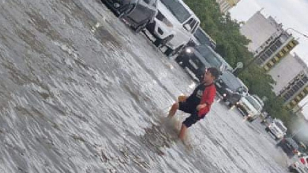 Водители терпеливо ждали мальчика, потерявшего обувь на затопленной улице в Актау