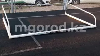 Футбольные ворота упали на ребенка в Уральске: мальчик скончался
