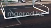 Футбольные ворота упали на ребенка в Уральске: мальчик скончался