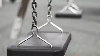 Фаланги пальцев отрезало ребенку на детской площадке в Уральске