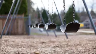 Еще одному ребенку отрезало фалангу пальца на детской площадке в Уральске