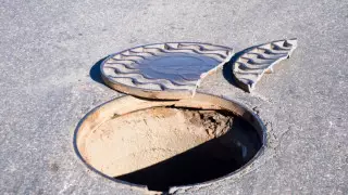 "Устали от обещаний". Жители Талгара самостоятельно ремонтируют открытые люки