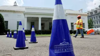 Четыре человека пострадали от удара молнии возле Белого дома