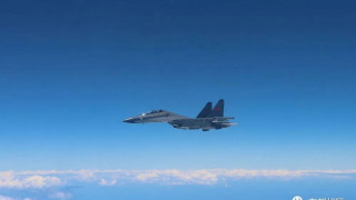 Самолет ВВС НОАК принимает участие в военных учениях в водах вокруг Тайваня. ©REUTERS