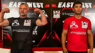 Парень из Шардары победил 26-кратного чемпиона мира по армрестлингу Джона Брзенка