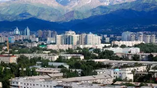 Сданный в эксплуатацию в 2017 году жилой комплекс оказался на грани разрушения в Алматы