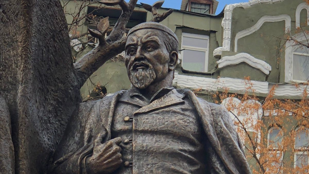 Памятник Абаю Кунанбаеву в Харькове. Фото из архива