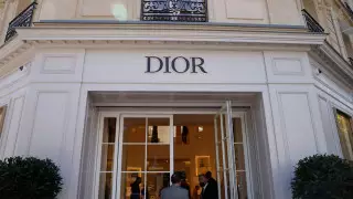 Магазины в Париже начали штрафовать за незакрытые двери при включенном кондиционере