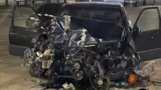 ДТП в центре Костаная: водитель протаранил скамейки и фонари