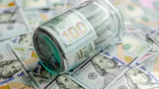 Курс доллара немного снизился