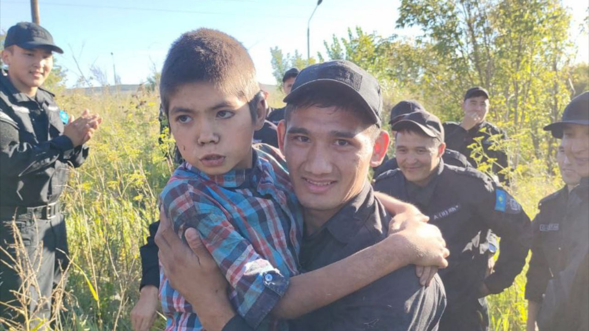 Пропал мальчик 14 лет. Казахстанские дети. Полицейский для детей. Казахстанский 12 летний мальчик. Малолетний мальчик.