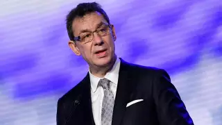 Глава Pfizer заразился COVID-19 после четырех вакцинаций