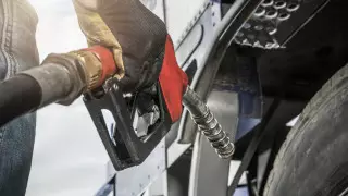 Премьер Смаилов дал поручения после жалоб водителей на нехватку топлива