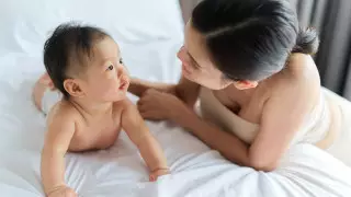 Звезды-родители против психологов: можно ли целовать ребенка в губы