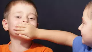 Ребенок матерится: психолог рассказал, как на это реагировать