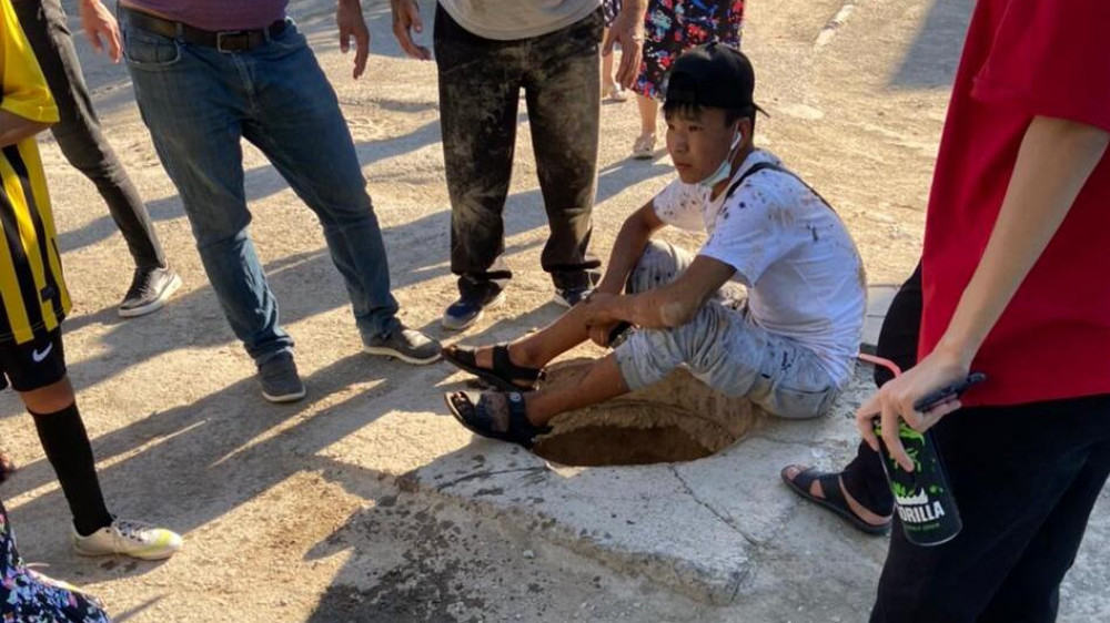 Юноша прыгнул в четырехметровый канализационный колодец за упавшим ребенком в Кызылорде