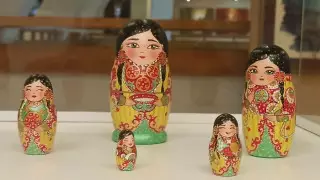 Жительница Алматы делает казахских матрешек