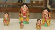 Жительница Алматы делает казахских матрешек