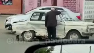 Расстроенный пенсионер у разбитого "Запорожца" растрогал соцсети