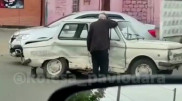 Расстроенный пенсионер у разбитого "Запорожца" растрогал соцсети
