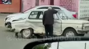 Расстроенный пенсионер у разбитого "Запорожца" растрогал соцсети