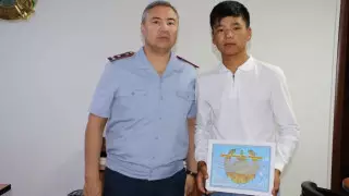 Юношу, прыгнувшего в канализационный люк за ребенком, наградили полицейские