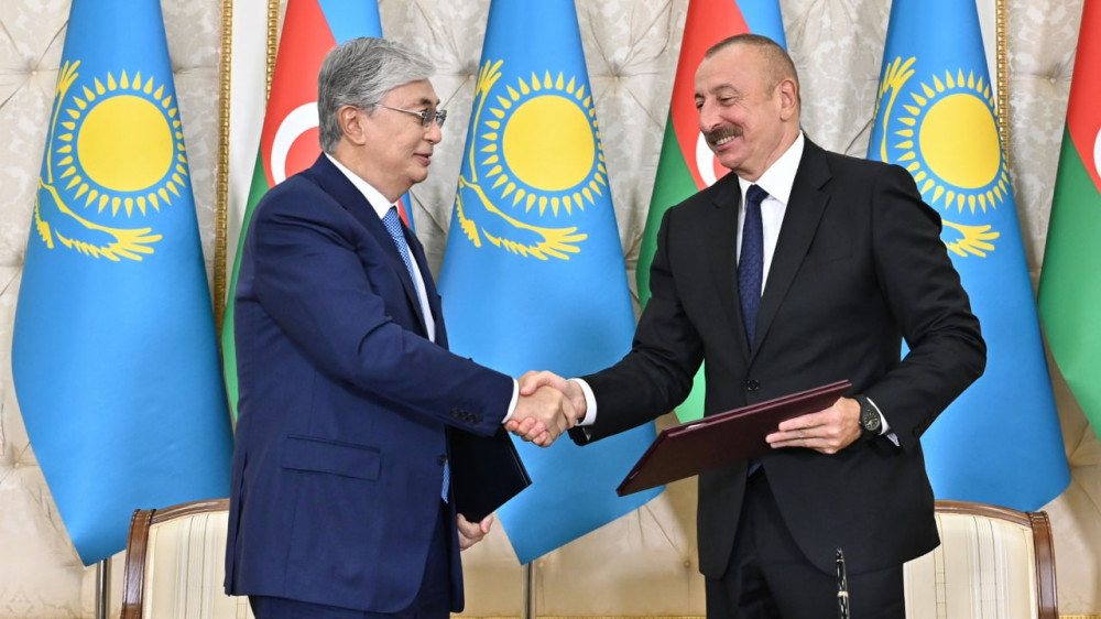 Азербайджан дает нам выход в Турцию и Европу - эксперт о визите Токаева в Баку