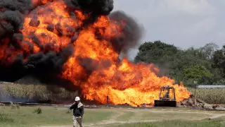 Крупный пожар произошел на газопроводе в Мексике