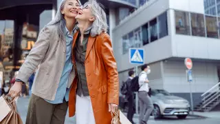 Монохром, минимализм, принты: как выглядеть стильно в 50+