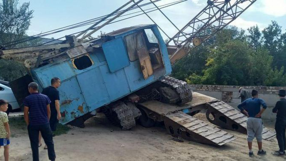 Кран с неогороженной стройки рухнул во дворе многоэтажки в Павлодаре