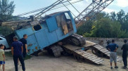 Кран с неогороженной стройки рухнул во дворе многоэтажки в Павлодаре