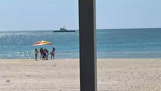 В Актау мужчина спас унесенных в море девочек