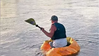Мужчина пытался побить рекорд Гиннесса, проплыв по реке в тыкве