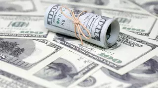 Названы официальные курсы доллара и рубля на 1 сентября