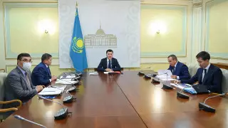 Ерлан Карин провел заседание комиссии по подготовке кадров за рубежом