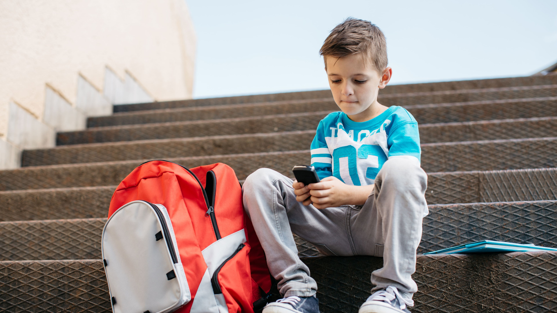 School boy. Вне школы крутые фото. Фото для детского аккаунта. Дети сидят в Инстаграм. Дети сидят около проектера.