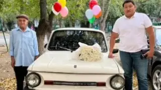 Растрогавшему соцсети казахстанскому пенсионеру подарили машину