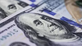 Курс доллара продолжает расти на торгах