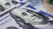 Курс доллара продолжает расти на торгах