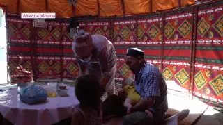 "Условия просто нечеловеческие". Многодетная семья живет в юрте в Алматинской области