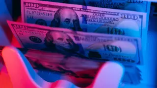 Курс доллара немного снизился на торгах