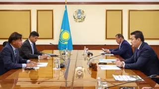 Алихан Смаилов провел встречу с руководителем "АрселорМиттал" Лакшми Митталом