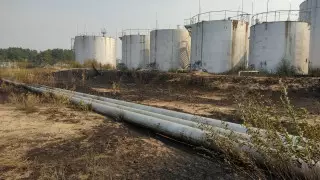 "В любой момент могли взлететь на воздух". Заведующий нефтебазой рассказал, как боролись с огнем в Аманкарагае