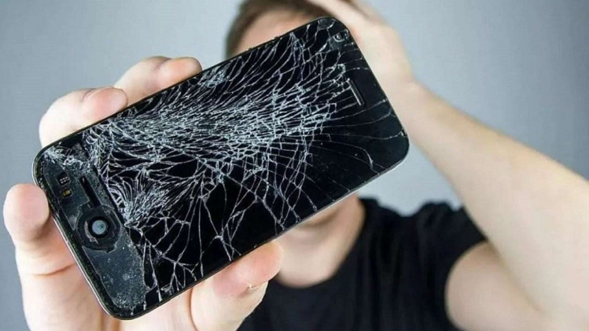 Сломался. Сломанный смартфон. Разбитый айфон. Смартфон с разбитым экраном.